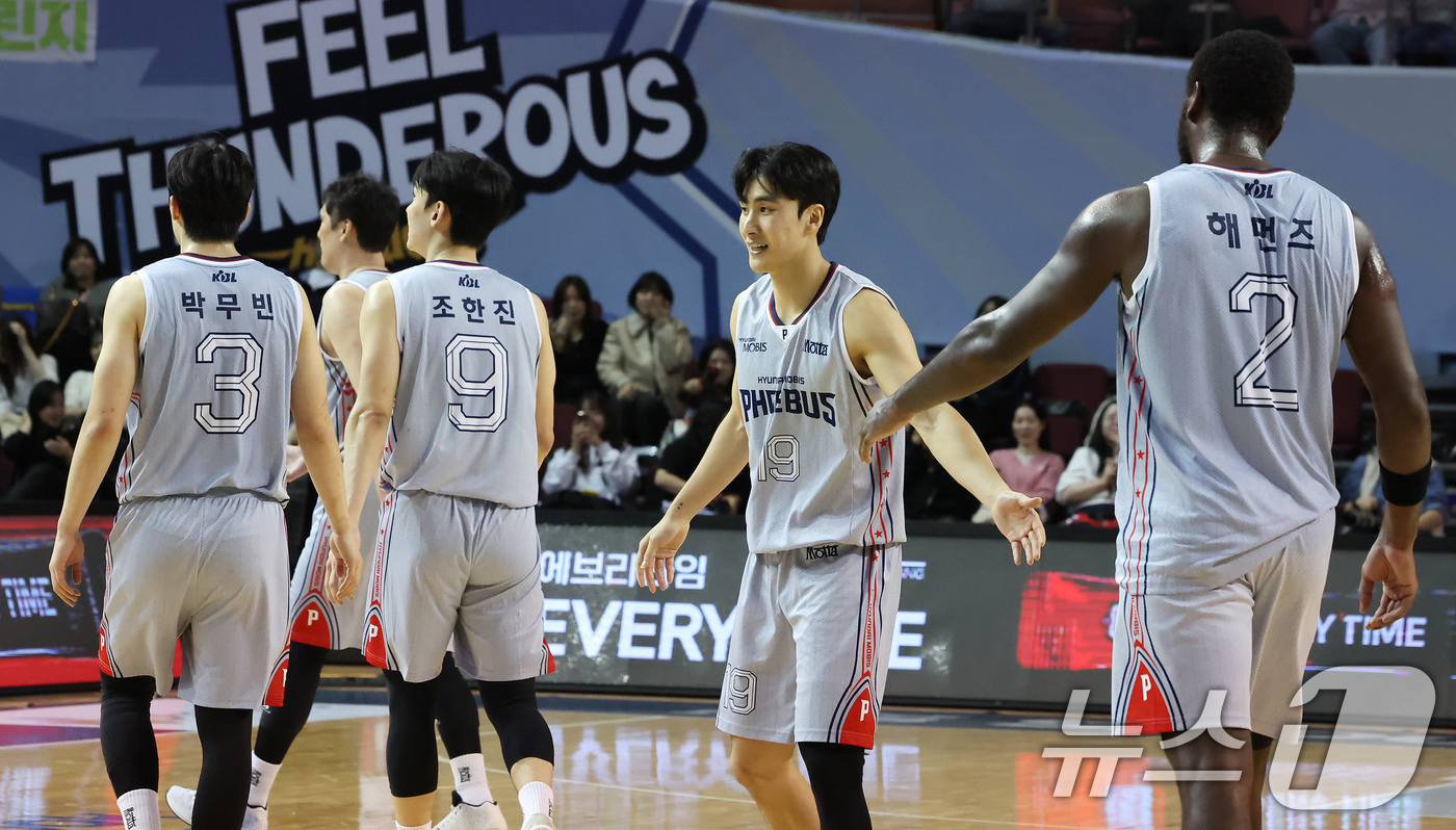 (서울=뉴스1) 장수영 기자 = 3일 오후 서울 송파구 잠실실내체육관에서 열린 2025-2026 LG전자 프로농구 정규리그 서울 삼성 썬더스와 울산 현대모비스 피버스의 경기에서 현 …