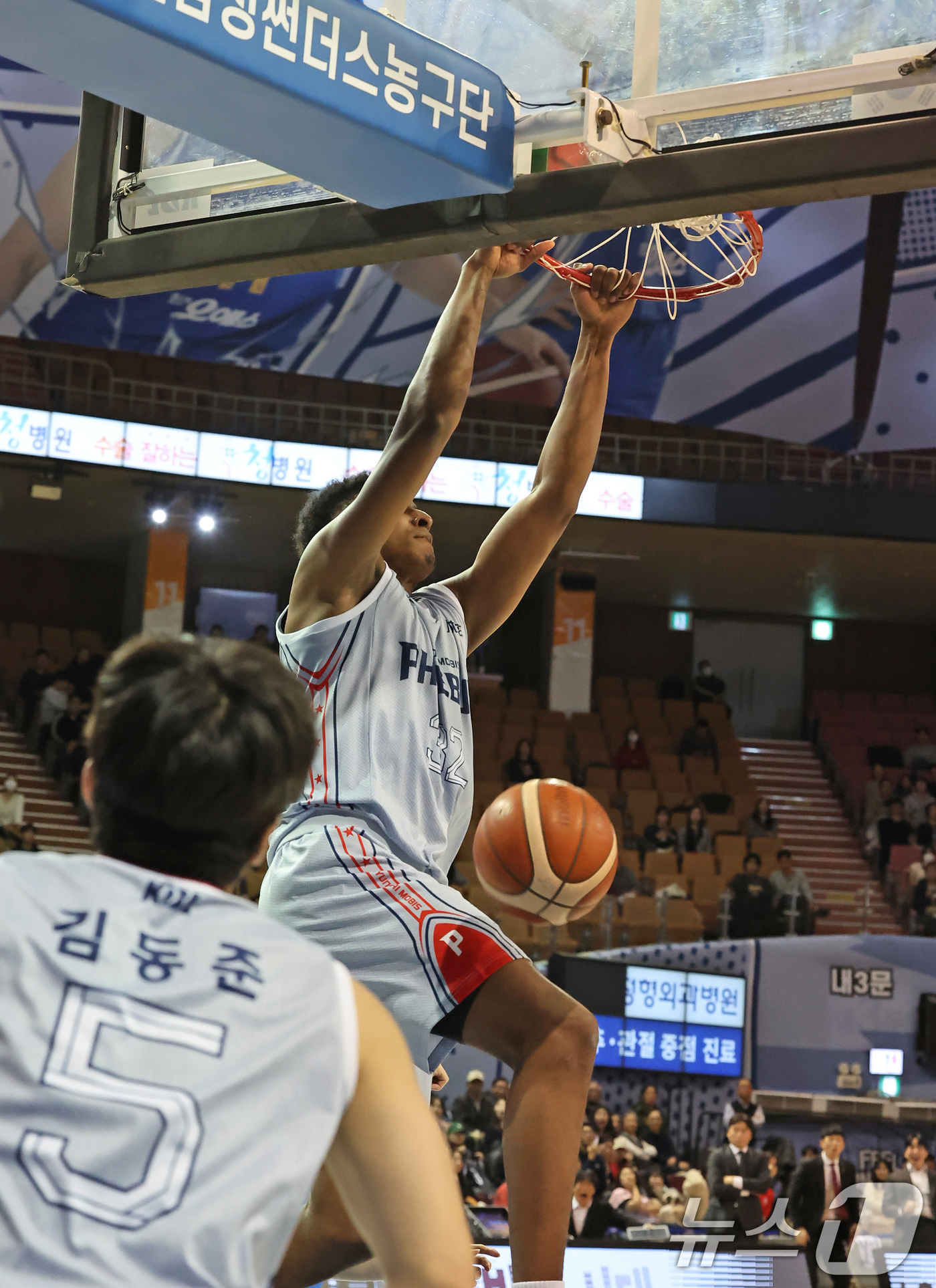 (서울=뉴스1) 장수영 기자 = 3일 오후 서울 송파구 잠실실내체육관에서 열린 2025-2026 LG전자 프로농구 정규리그 서울 삼성 썬더스와 울산 현대모비스 피버스의 경기에서 현 …
