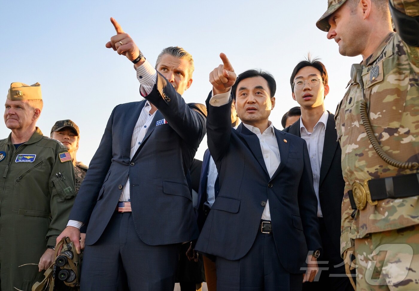 본문 이미지 - 안규백 국방부 장관과 피트 헤그세스 미국 국방부 장관이 3일 오후 판문점 공동경비구역&#40;JSA&#41;를 방문, 올렛 OP&#40;초소&#41;를 둘러보고 있다. &#40;국방부 제공. 재판매 및 DB금지&#41; 2025.11.3/뉴스1