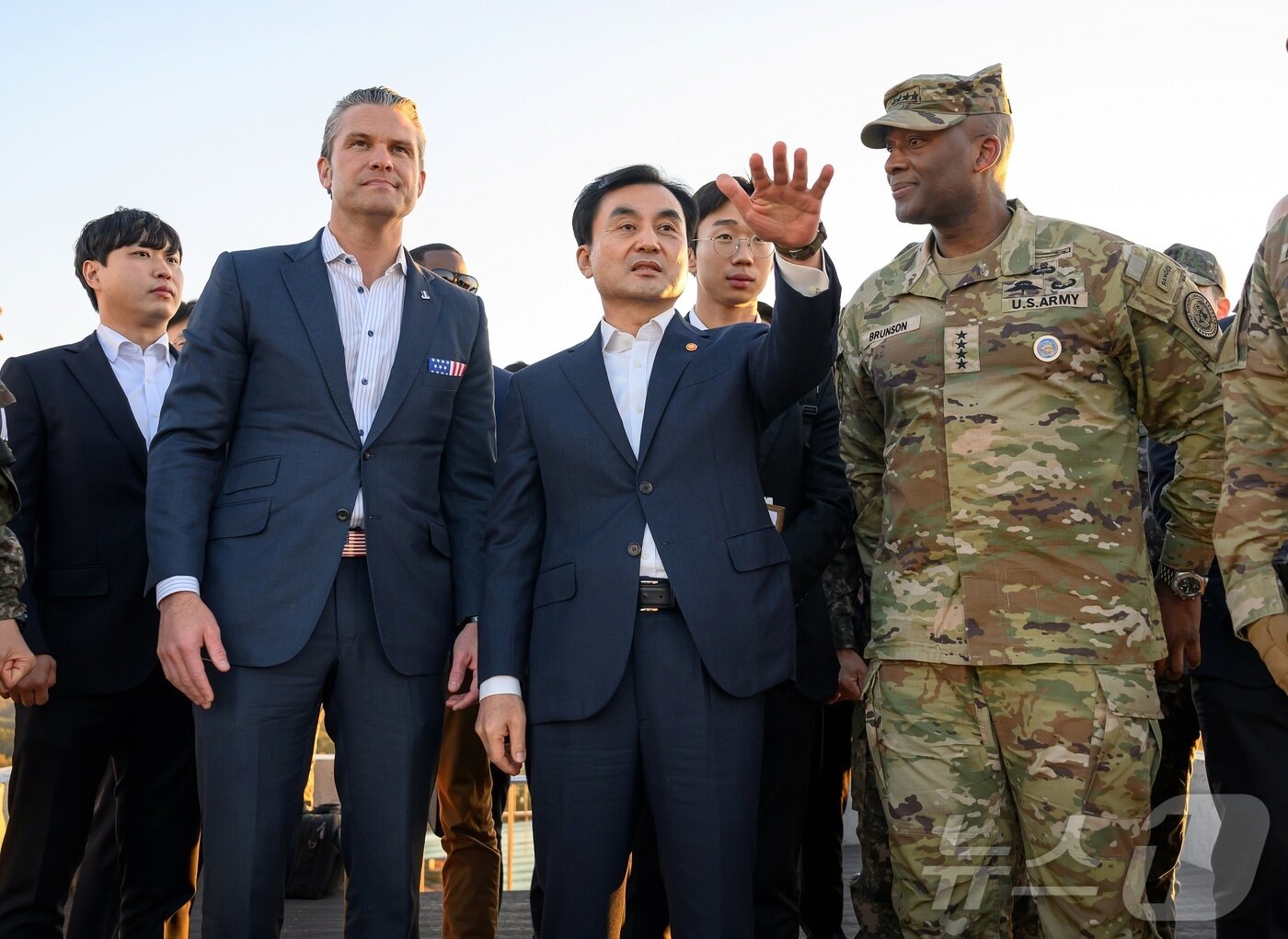 본문 이미지 - 안규백 국방부 장관과 피트 헤그세스 미국 국방부 장관이 3일 오후 판문점 공동경비구역&#40;JSA&#41;를 방문, 올렛 OP&#40;초소&#41;를 둘러보고 있다. &#40;국방부 제공. 재판매 및 DB금지&#41; 2025.11.3/뉴스1