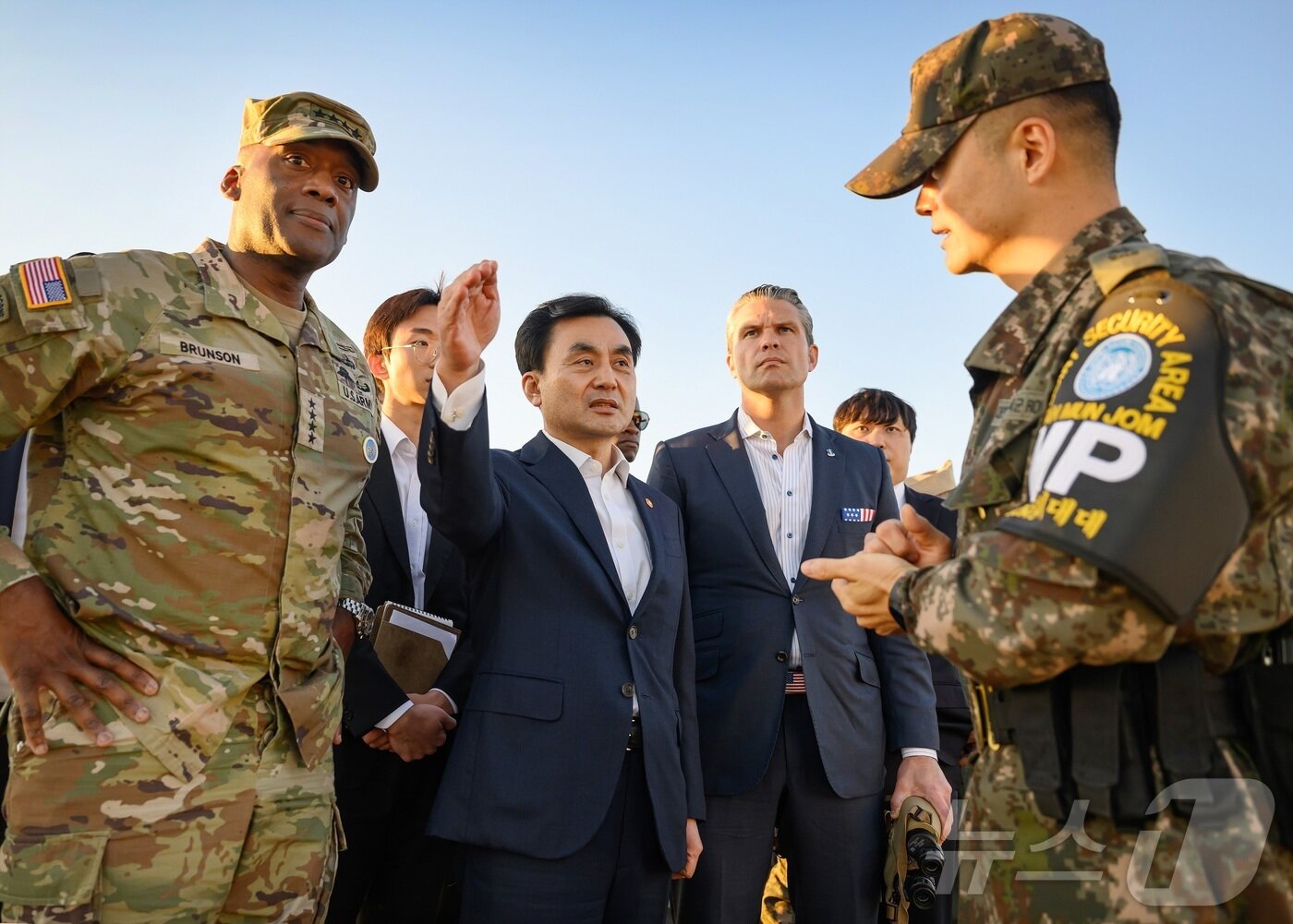 본문 이미지 - 안규백 국방부 장관과 피트 헤그세스 미국 국방부 장관이 3일 오후 판문점 공동경비구역&#40;JSA&#41;를 방문, 올렛 OP&#40;초소&#41;를 둘러보고 있다. &#40;국방부 제공. 재판매 및 DB금지&#41; 2025.11.3/뉴스1