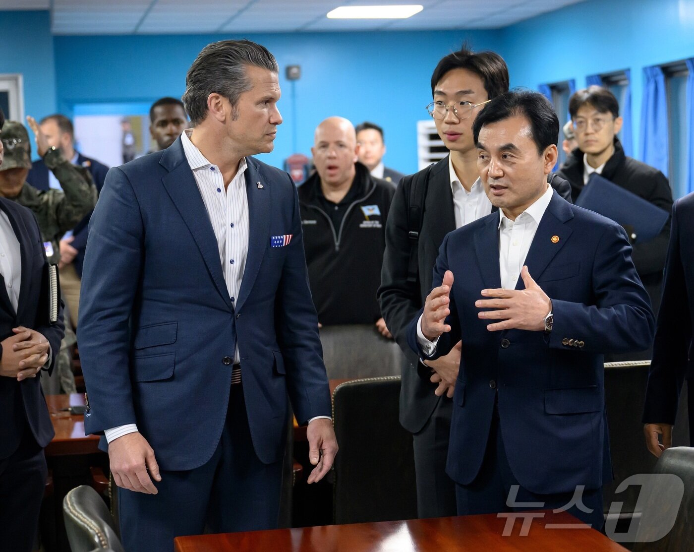 본문 이미지 - 안규백 국방부 장관과 피트 헤그세스 미국 국방부 장관이 3일 오후 JSA 판문점 회담장을 방문해 대화하고 있다. &#40;국방부 제공. 재판매 및 DB금지&#41; 2025.11.3/뉴스1
