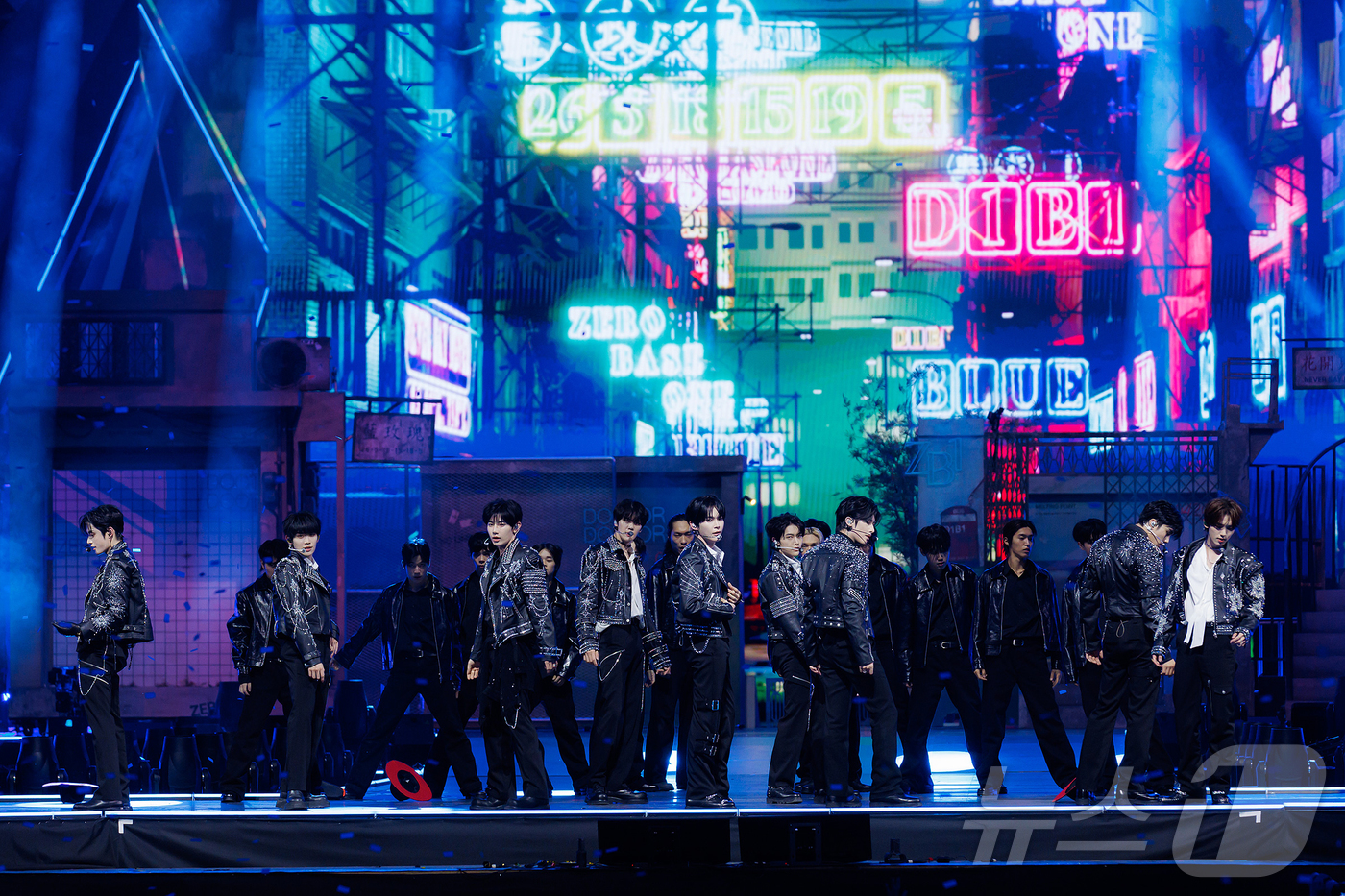 (홍콩=뉴스1) 권현진 기자 = 제로베이스원이 29일(현지시간) 오후 홍콩 카이탁 스타디움에서 열린 대중음악 시상식 '2025 마마 어워즈'(2025 MAMA AWARDS)에서 에 …