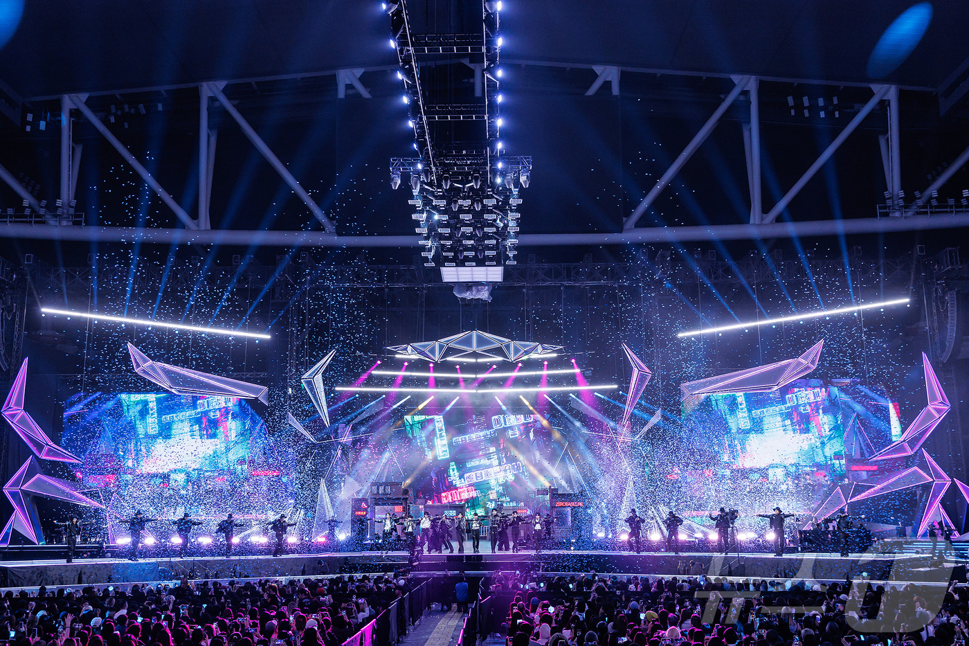 (홍콩=뉴스1) 권현진 기자 = 제로베이스원이 29일(현지시간) 오후 홍콩 카이탁 스타디움에서 열린 대중음악 시상식 '2025 마마 어워즈'(2025 MAMA AWARDS)에서 에 …