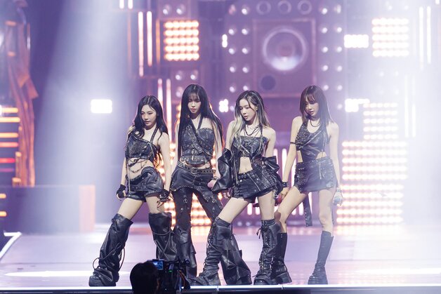 본문 이미지 - 에스파가 29일(현지시각) 오후 홍콩 카이탁 스타디움에서 열린 대중음악 시상식 '2025 마마 어워즈'(2025 MAMA AWARDS)에서 에너지 넘치는 공연을 선보이고 있다. (CJ ENM 제공. 재판매 및 DB금지) 2025.11.30/뉴스1 ⓒ News1 권현진 기자