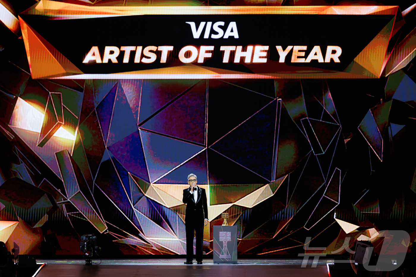 (홍콩=뉴스1) 권현진 기자 = 배우 주윤발(저우룬파)가 29일(현지시간) 오후 홍콩 카이탁 스타디움에서 열린 대중음악 시상식 '2025 마마 어워즈'(2025 MAMA AWARD …