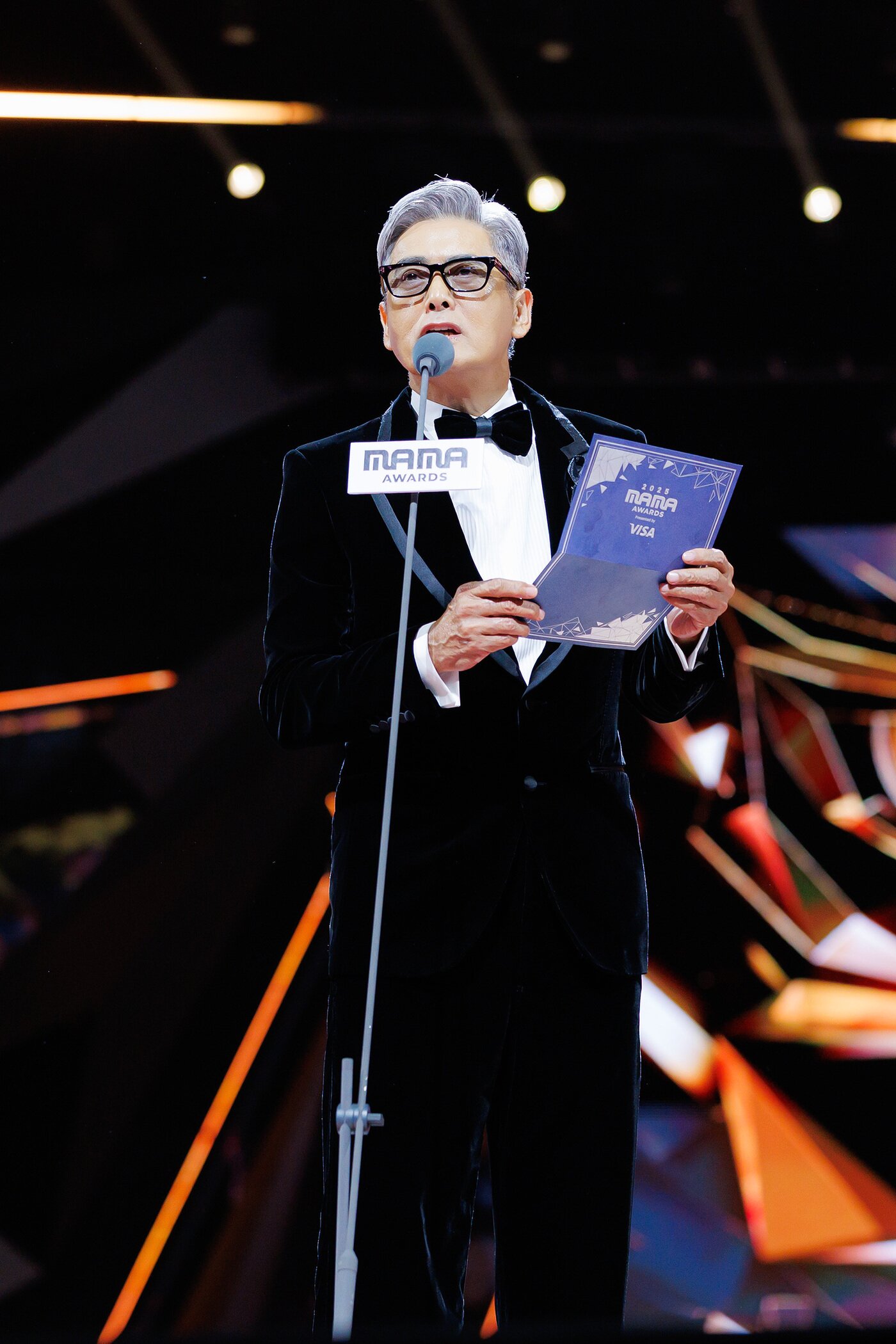 본문 이미지 - 주윤발&#40;저우룬파&#41;이 29일&#40;현지시간&#41; 오후 홍콩 카이탁 스타디움에서 열린 대중음악 시상식 &#39;2025 마마 어워즈&#39;&#40;2025 MAMA AWARDS&#41;에 시상자로 참석해 인사말을 하고 있다. &#40;CJ ENM 제공. 재판매 및 DB금지&#41;
