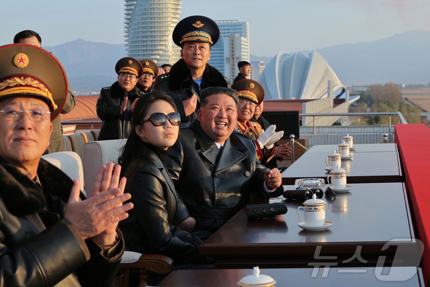 본문 이미지 - (평양 노동신문=뉴스1) = 작년 11월 28일 제2공군사단 59길영조영웅연대 갈마비행장에서 진행된 공군 창설 80주년 기념행사에 참석한 주애. [국내에서만 사용가능. 재배포 금지. DB 금지. For Use Only in the Republic of Korea. Redistribution Prohibited] rodongphoto@news1.kr