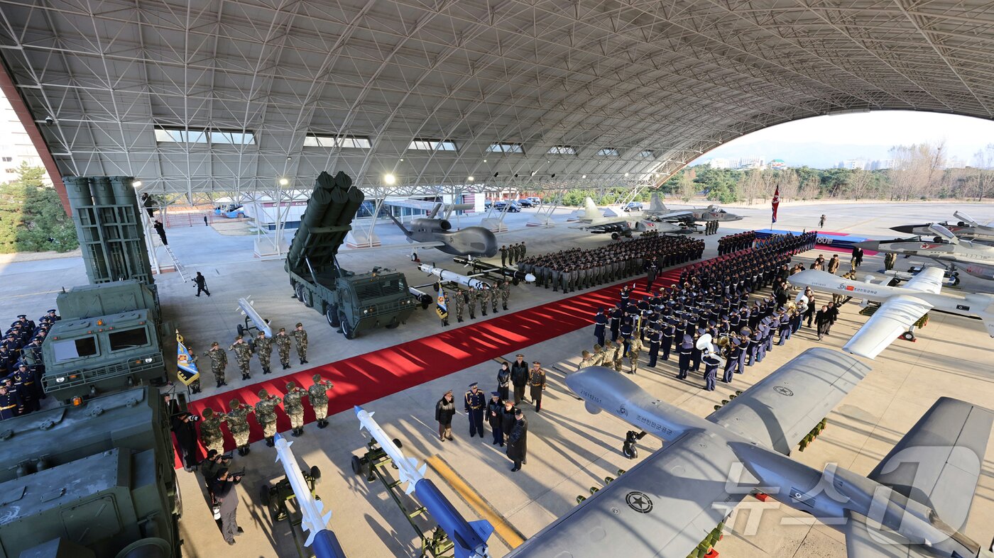 본문 이미지 - &#40;평양 노동신문=뉴스1&#41; = 북한 노동당 기관지 노동신문은 30일 &#34;조선인민군 공군 창설 80주년 기념행사가 11월 28일 제2공군사단 59길영조영웅연대 갈마비행장에서 성대히 진행됐다&#34;라고 보도했다. 김정은 총비서가 참석한 이 자리에는 &#39;존경하는 자제분&#39;으로 호명된 딸 주애도 동행했다. [국내에서만 사용가능. 재배포 금지. DB 금지. For Use Only in the Republic of Korea. Redistribution Prohibited] rodongphoto@news1.kr