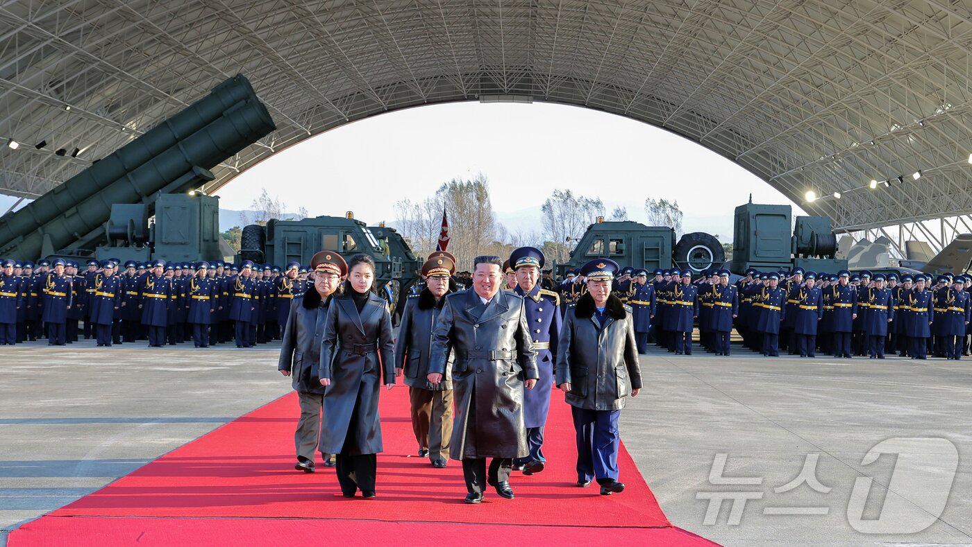 Rodong Sinmun, the official newspaper of North Korea&#39;s Workers&#39; Party, reported on November 30 that a grand ceremony commemorating the 80th anniversary of the founding of the Korean People&#39;s Army Air Force was held on November 28 at the Kalma Airfield of the 59th Gil Yeongjo Hero Regiment, 2nd Air Division. Kim Jong Un, the General Secretary, attended the event, accompanied by his daughter Ju Ae, who was referred to as his respected daughter / Rodong Sinmun