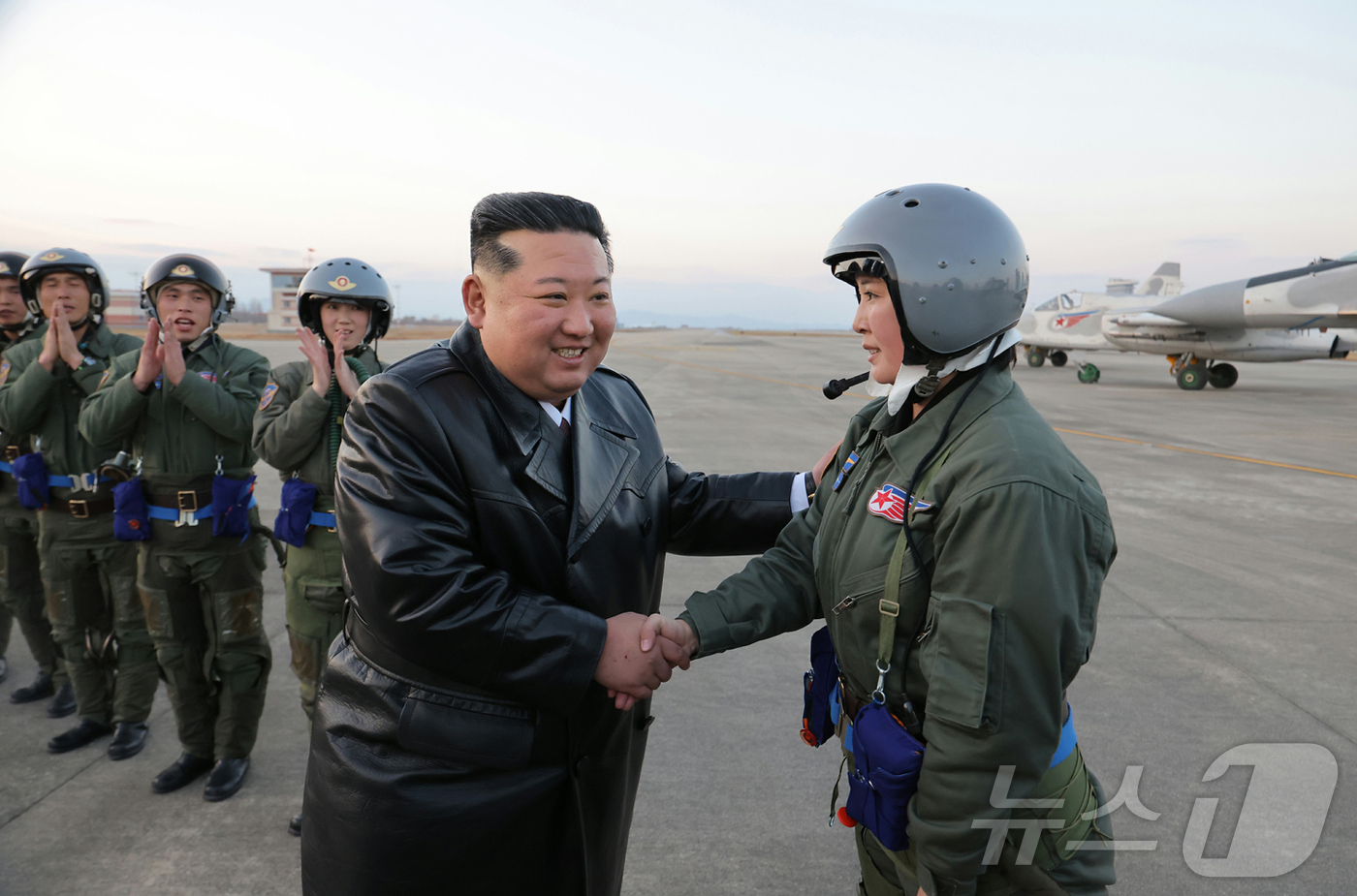 (평양 노동신문=뉴스1) = 북한 노동당 기관지 노동신문은 30일 "조선인민군 공군 창설 80주년 기념행사가 11월 28일 제2공군사단 59길영조영웅연대 갈마비행장에서 성대히 진행 …