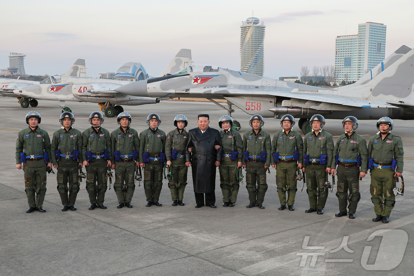 (평양 노동신문=뉴스1) = 북한 노동당 기관지 노동신문은 30일 "조선인민군 공군 창설 80주년 기념행사가 11월 28일 제2공군사단 59길영조영웅연대 갈마비행장에서 성대히 진행 …