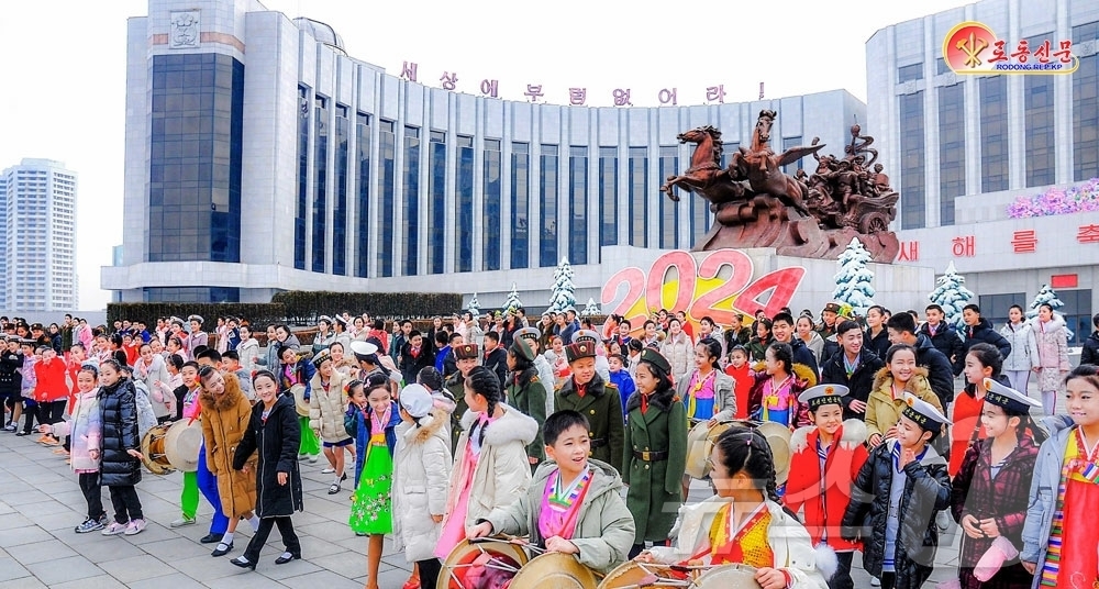 (평양 노동신문=뉴스1) = 북한 노동당 기관지 노동신문은 30일 개건된 만경대학생소년궁전을 조명하며 "지난 10년간 종합적인 과외교양 기지로서 거대한 생활력을 발휘해 왔다"라고 …