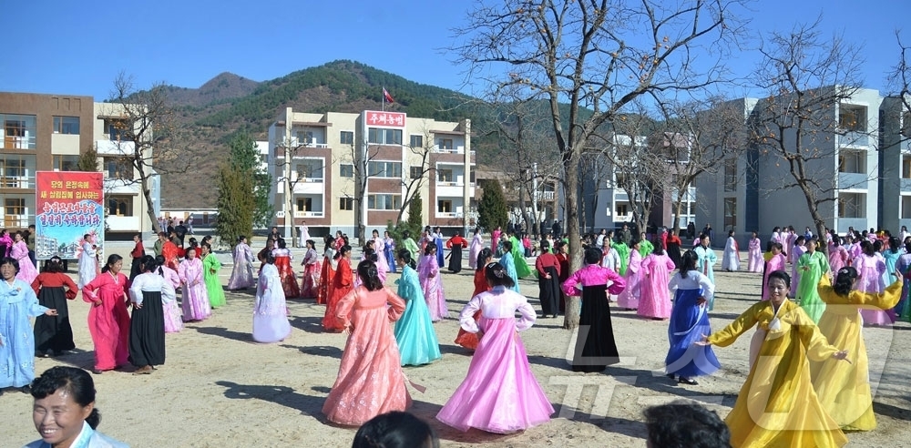 (평양 노동신문=뉴스1) = 북한 노동당 기관지 노동신문은 30일 강원도 문천시 새솔농장과 천내군 로운농장에서 살림집(주택) 입사(입주) 모임이 진행됐다고 보도했다. [국내에서만 …