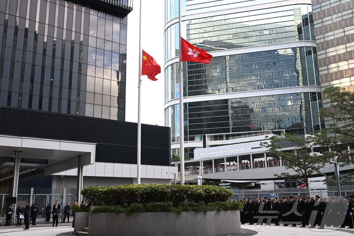 본문 이미지 - 29일 홍콩 센트럴에 위치한 홍콩 정청 건물에 중국의 오성홍기와 홍콩자치구 기가  조기 형태로 걸려 있다. ⓒ AFP=뉴스1 ⓒ News1 박형기 기자