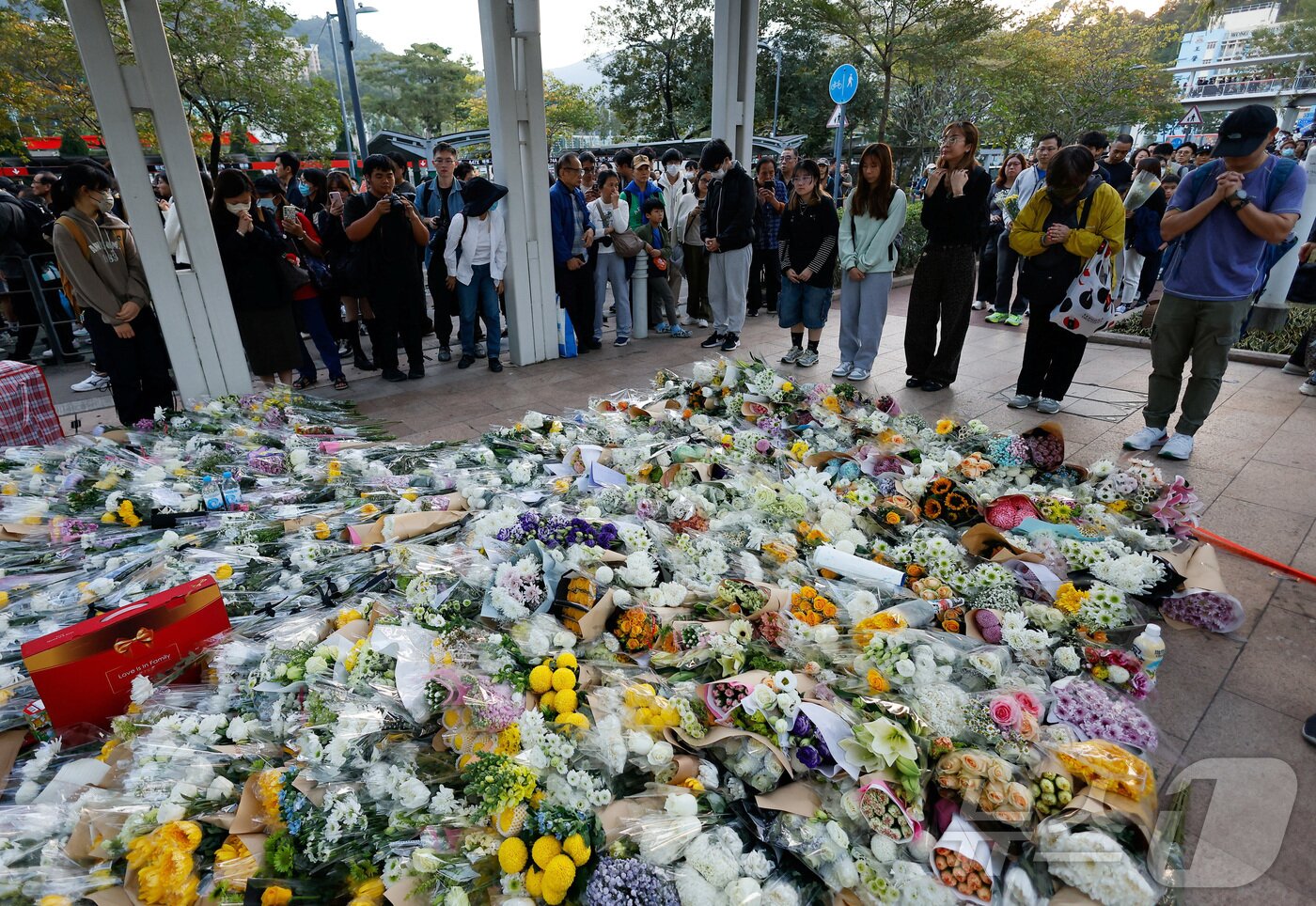 본문 이미지 - 29일 홍콩 타이포 지역에서 설치된 아파트 화재 희생자 추모 공간에서 시민들이 헌화하고 있다. ⓒ 로이터=뉴스1 ⓒ News1 박형기 기자