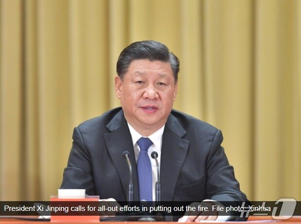 본문 이미지 - 중국 시진핑 주석이 화재 진압을 지시하며 희생자를 애도하고 있다. - CCTV 갈무리 
