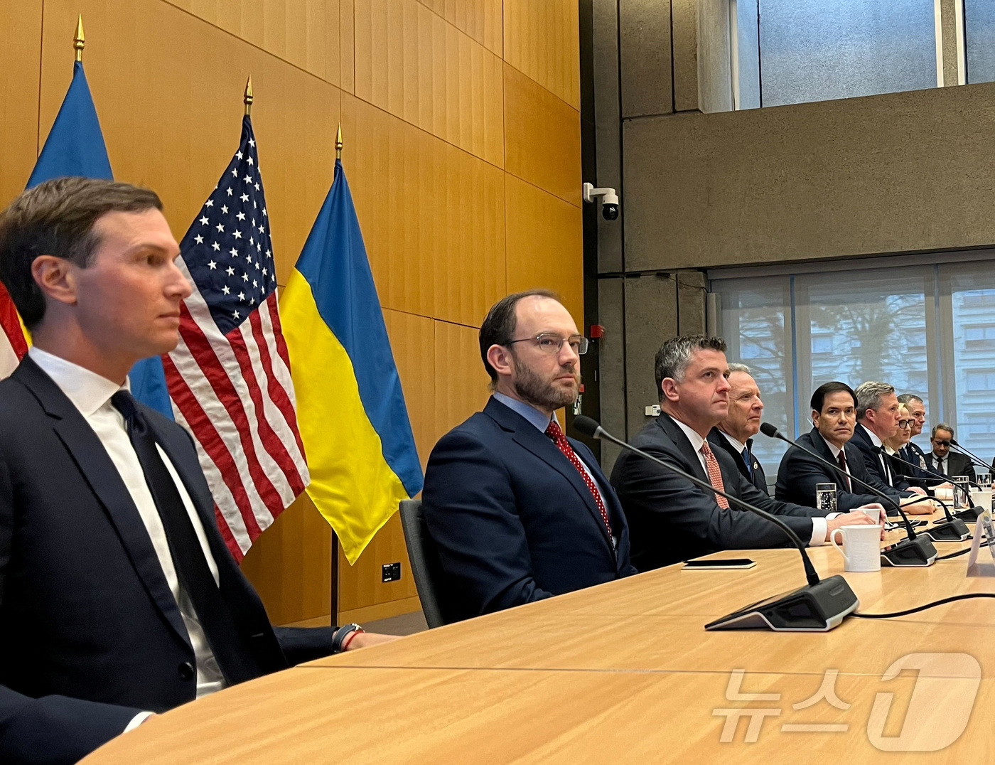 (제네바 로이터=뉴스1) 강민경 기자 = 도널드 트럼프 미국 대통령의 사위 재러드 쿠슈너를 비롯한 미국 대표단이 23일(현지시간) 스위스 제네바에서 우크라이나 측 대표단을 만나 종 …