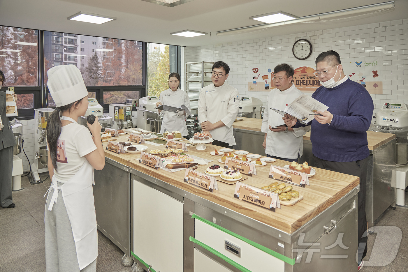 (서울=뉴스1) = 지난 29일 서울 신대방동 SPC미래창조원에서 개최된 '제14회 내 꿈은 파티시에 대회'의 심사위원단이 참가자의 작품 설명을 듣고 있다. (SPC그룹 제공. 재 …