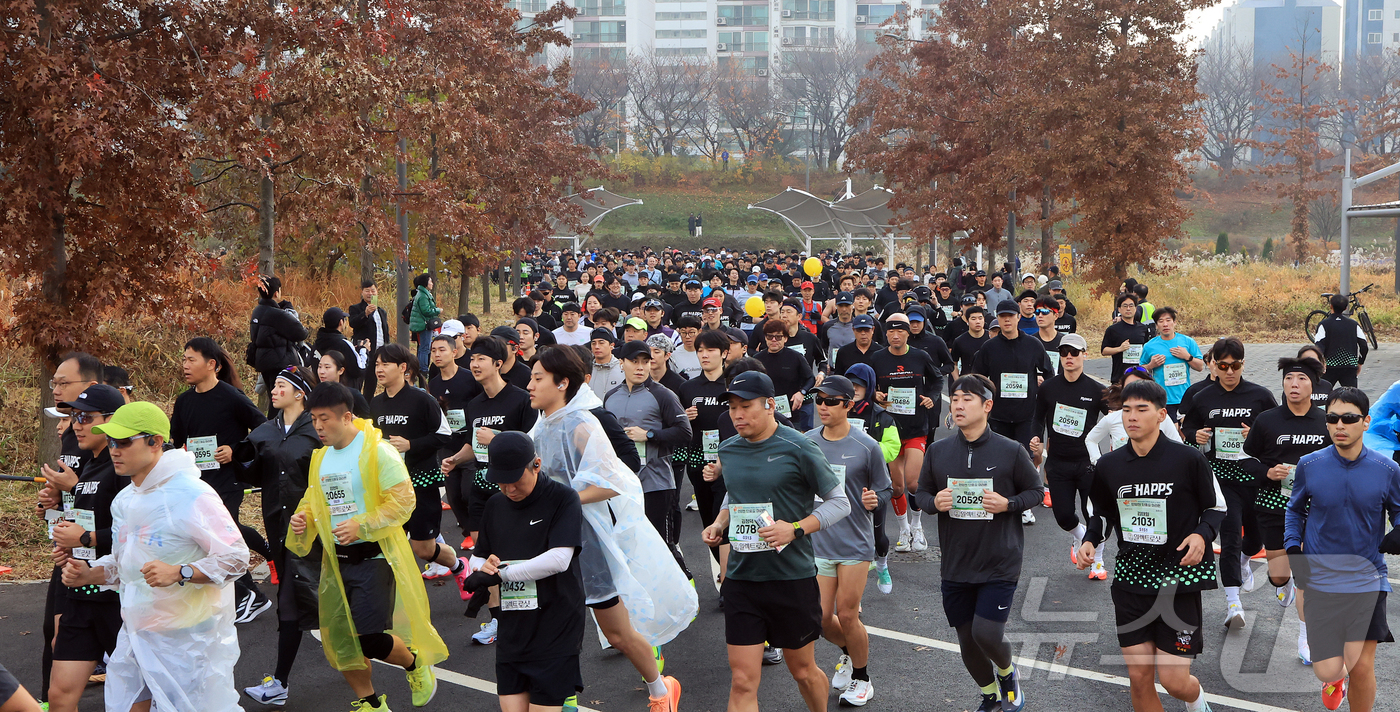 (서울=뉴스1) 김진환 기자 = 30일 오전 서울 영등포구 문래동 영롱이억새구장에서 열린 2025 안양천 단풍길 마라톤에 참가한 마라토너들이 힘차게 출발하고 있다. 2025.11. …