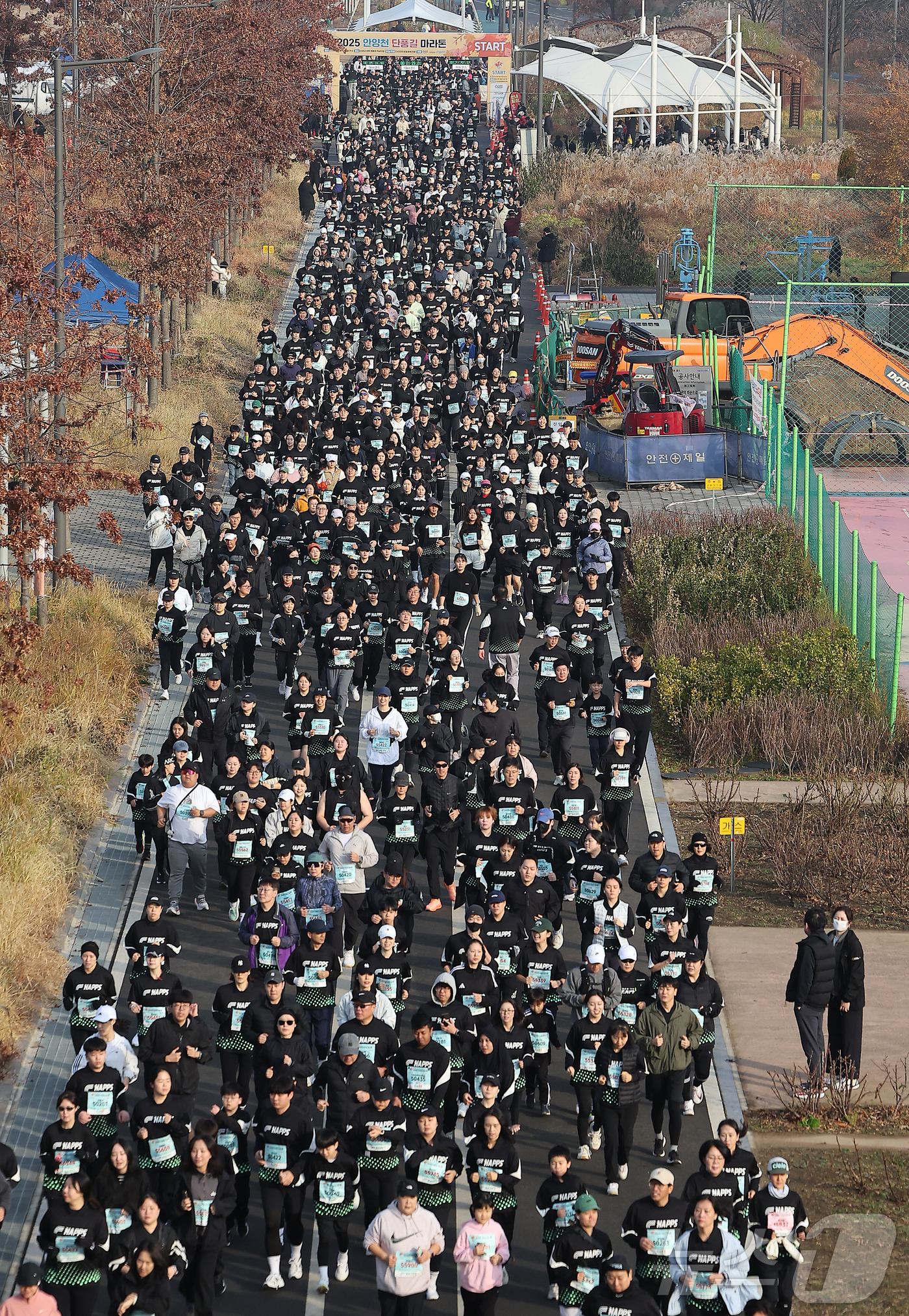 (서울=뉴스1) 김진환 기자 = 30일 오전 서울 영등포구 문래동 영롱이억새구장에서 열린 2025 안양천 단풍길 마라톤에 참가한 마라토너들이 힘차게 출발하고 있다. 2025.11. …