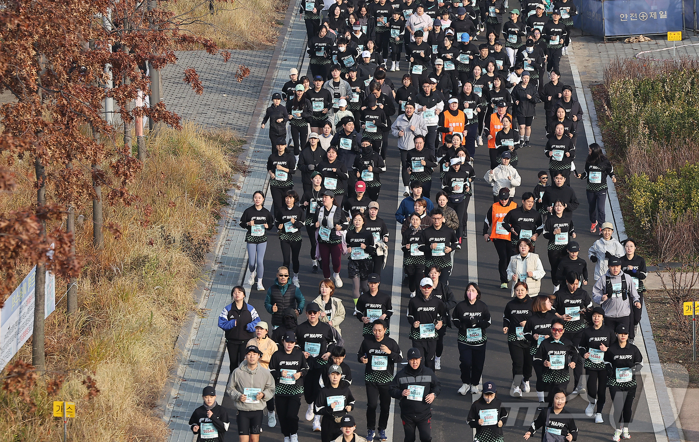 (서울=뉴스1) 김진환 기자 = 30일 오전 서울 영등포구 문래동 영롱이억새구장에서 열린 2025 안양천 단풍길 마라톤에 참가한 마라토너들이 힘차게 출발하고 있다. 2025.11. …