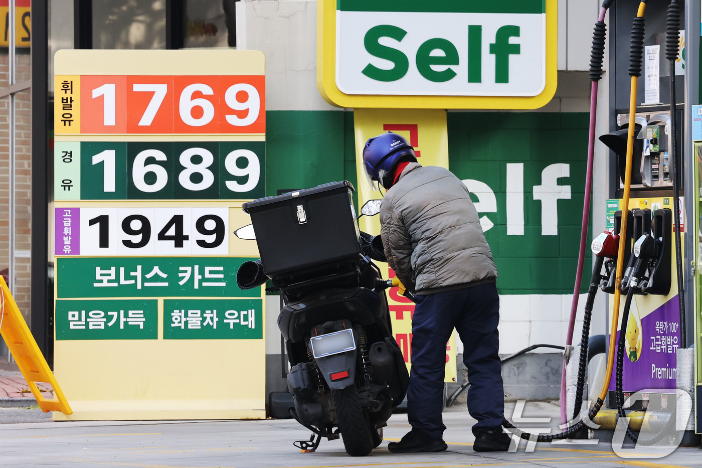 (서울=뉴스1) 이광호 기자 = 국내 주유소 휘발유와 경유의 주간 평균 가격이 5주 연속 동반 상승하고 있는 30일 서울 마포구의 주유소에서 시민이 주유를 하고 있다.지난 29일 …