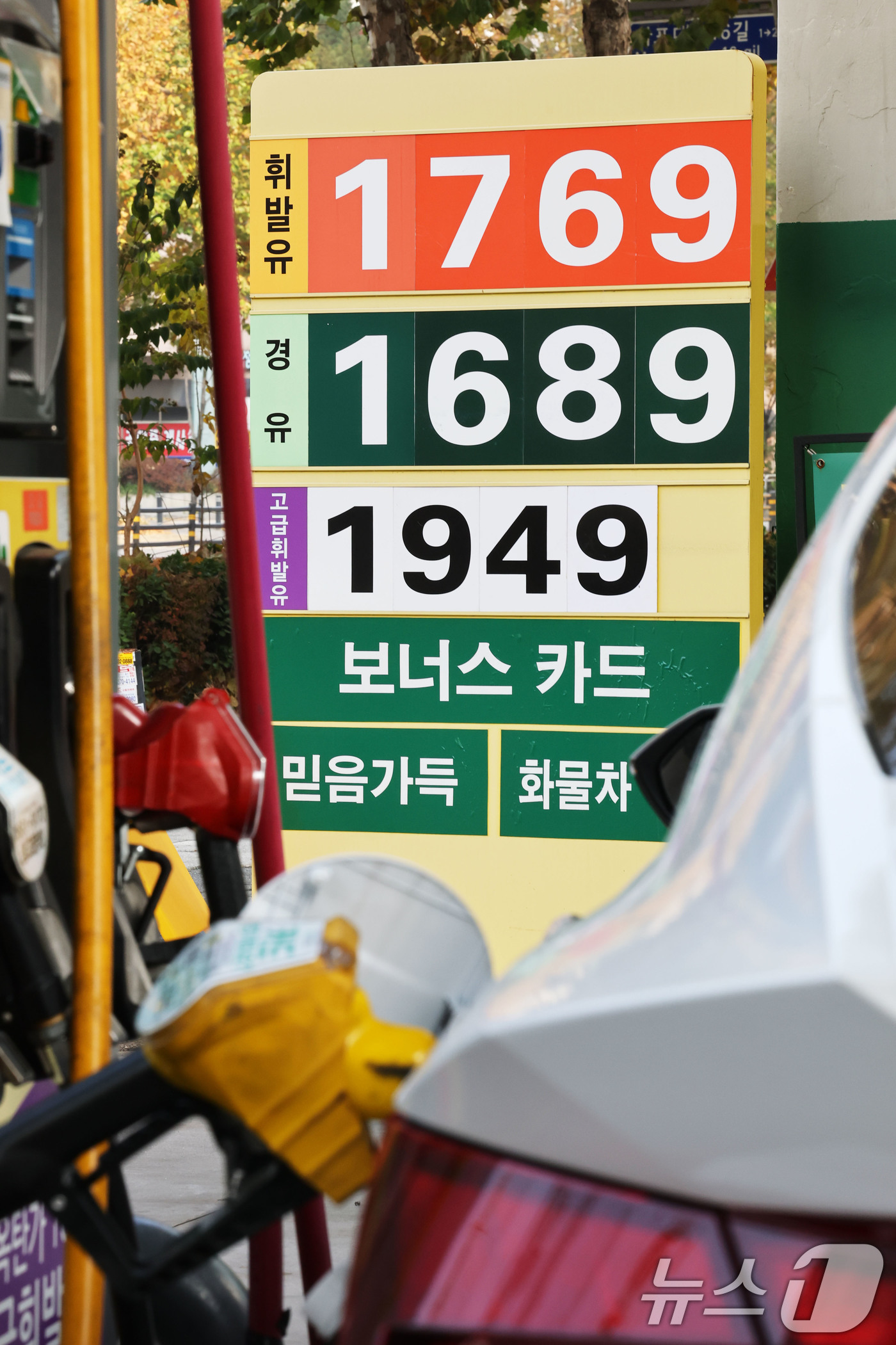 (서울=뉴스1) 이광호 기자 = 국내 주유소 휘발유와 경유의 주간 평균 가격이 5주 연속 동반 상승하고 있는 30일 서울 마포구의 주유소에서 시민이 주유를 하고 있다.지난 29일 …