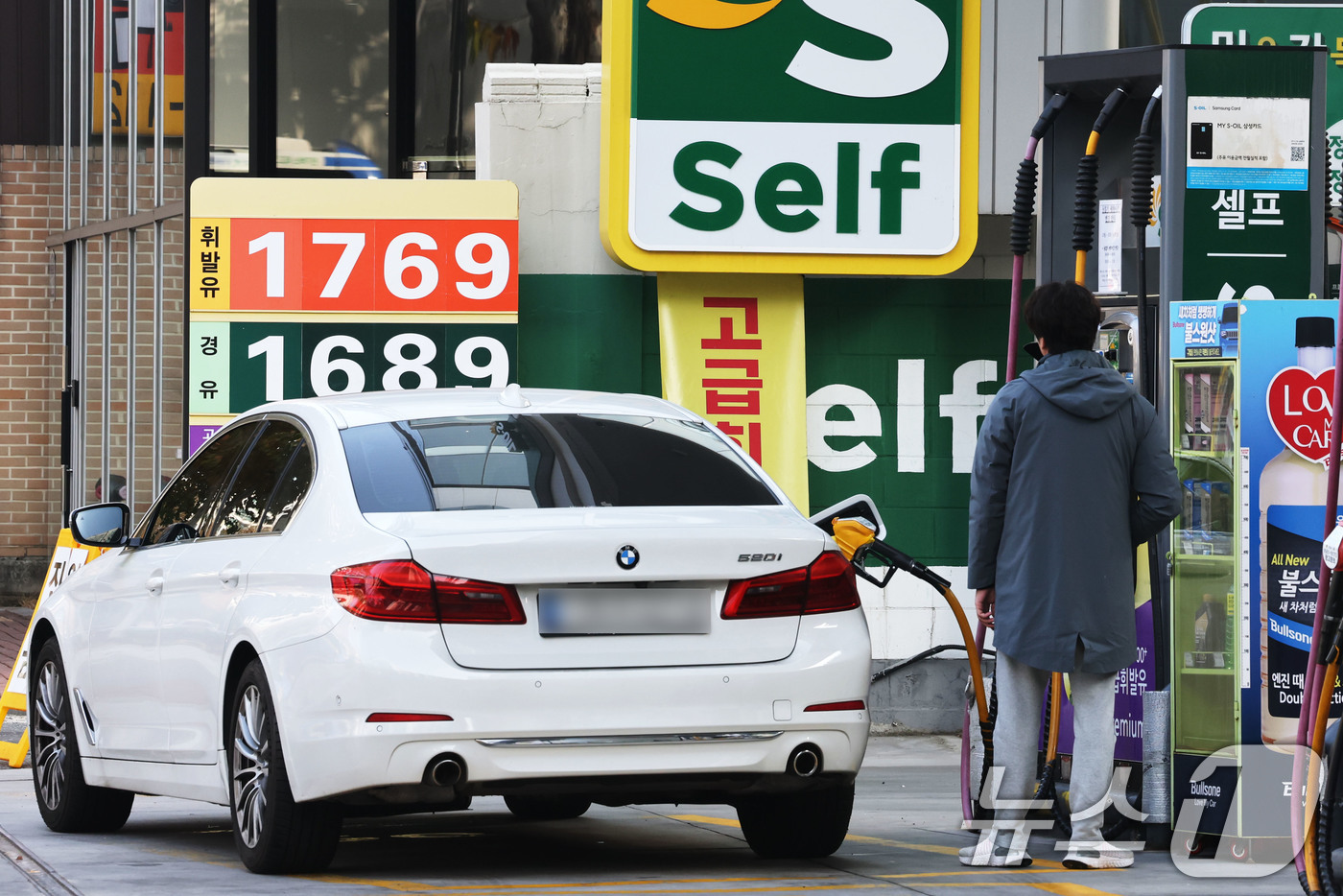 (서울=뉴스1) 이광호 기자 = 국내 주유소 휘발유와 경유의 주간 평균 가격이 5주 연속 동반 상승하고 있는 30일 서울 마포구의 주유소에서 시민이 주유를 하고 있다.지난 29일 …