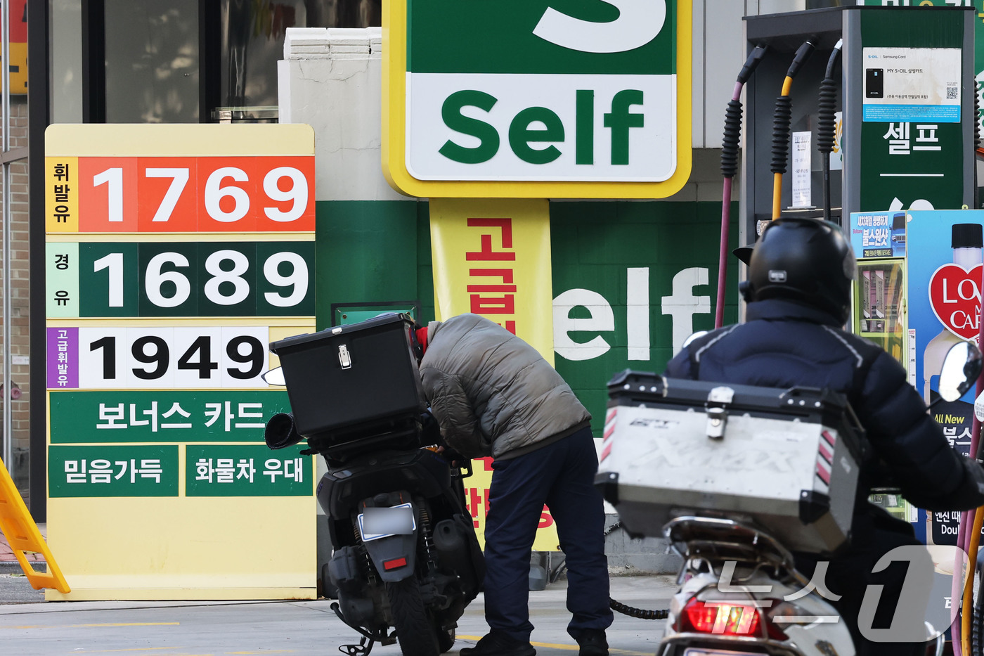 (서울=뉴스1) 이광호 기자 = 국내 주유소 휘발유와 경유의 주간 평균 가격이 5주 연속 동반 상승하고 있는 30일 서울 마포구의 주유소에서 시민이 주유를 하고 있다.지난 29일 …