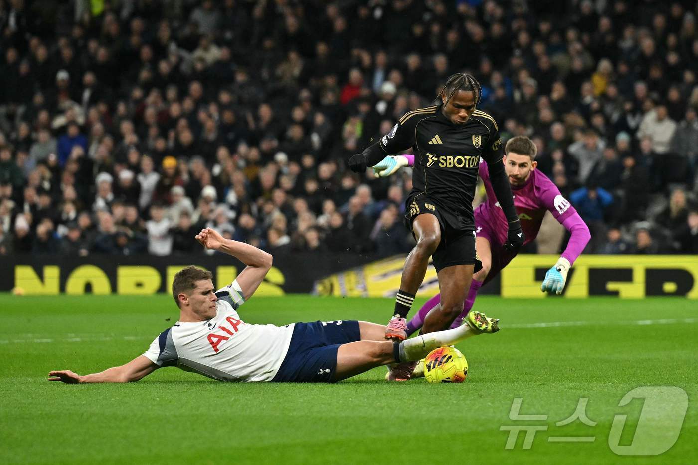 본문 이미지 - 토트넘 홋스퍼는 30일&#40;한국시간&#41; 열린 2025-26 EPL 13라운드 풀럼과 홈 경기에서 1-2로 졌다. ⓒ AFP=뉴스1