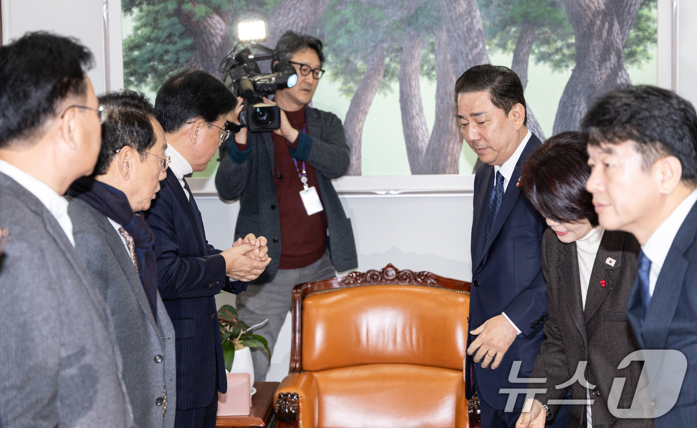 (서울=뉴스1) 이승배 기자 = 김병기 더불어민주당 원내대표와 송언석 국민의힘 원내대표가 30일 서울 여의도 국회에서 비공개 회동 전 자리하고 있다.여야는 내년도 예산안과 예산 부 …