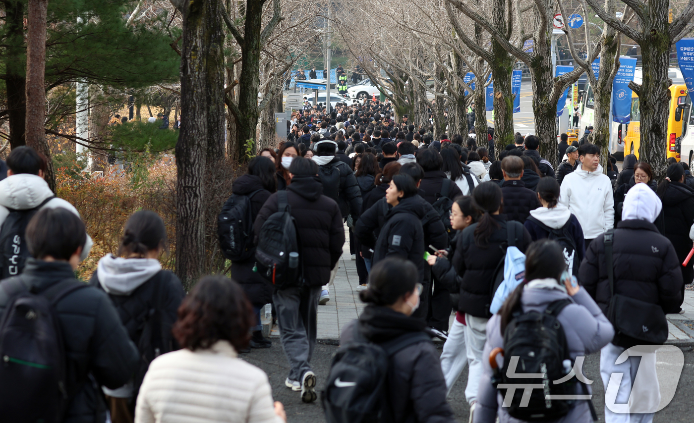 (서울=뉴스1) 김명섭 기자 = 30일 서울 성북구 국민대학교에서 자연계 논술고사를 마친 수헙생들이 이동하고 있다.2026학년도 대학수학능력시험(대입) 이후 논술· 면접 등 대학별 …