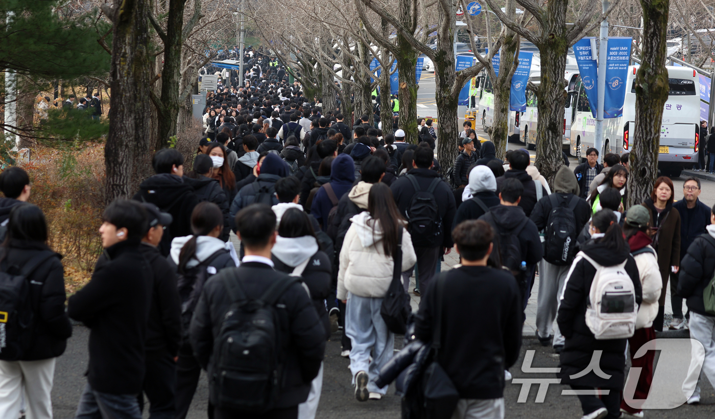 (서울=뉴스1) 김명섭 기자 = 30일 서울 성북구 국민대학교에서 자연계 논술고사를 마친 수헙생들이 이동하고 있다.2026학년도 대학수학능력시험(대입) 이후 논술· 면접 등 대학별 …
