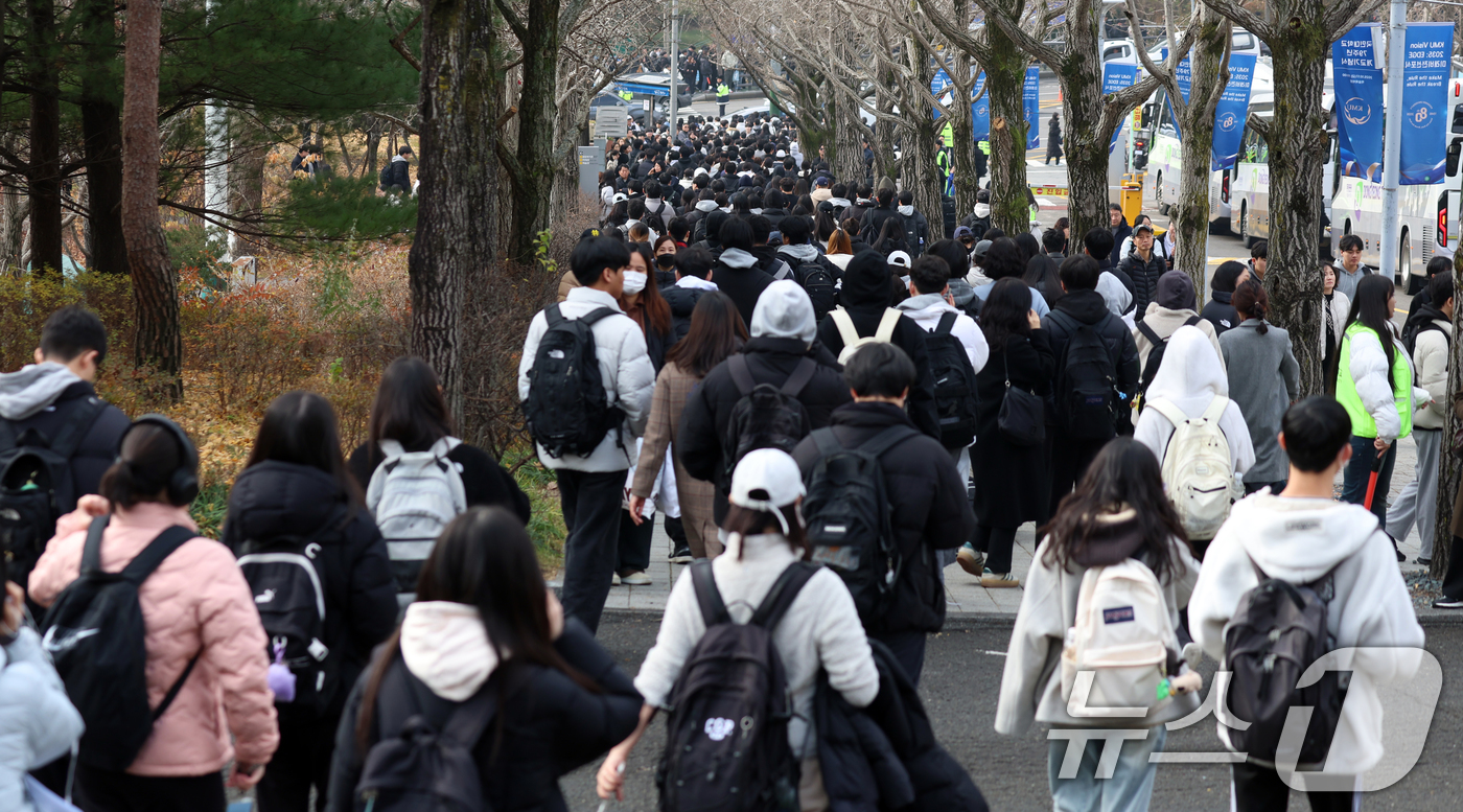 (서울=뉴스1) 김명섭 기자 = 30일 서울 성북구 국민대학교에서 자연계 논술고사를 마친 수헙생들이 이동하고 있다.2026학년도 대학수학능력시험(대입) 이후 논술· 면접 등 대학별 …