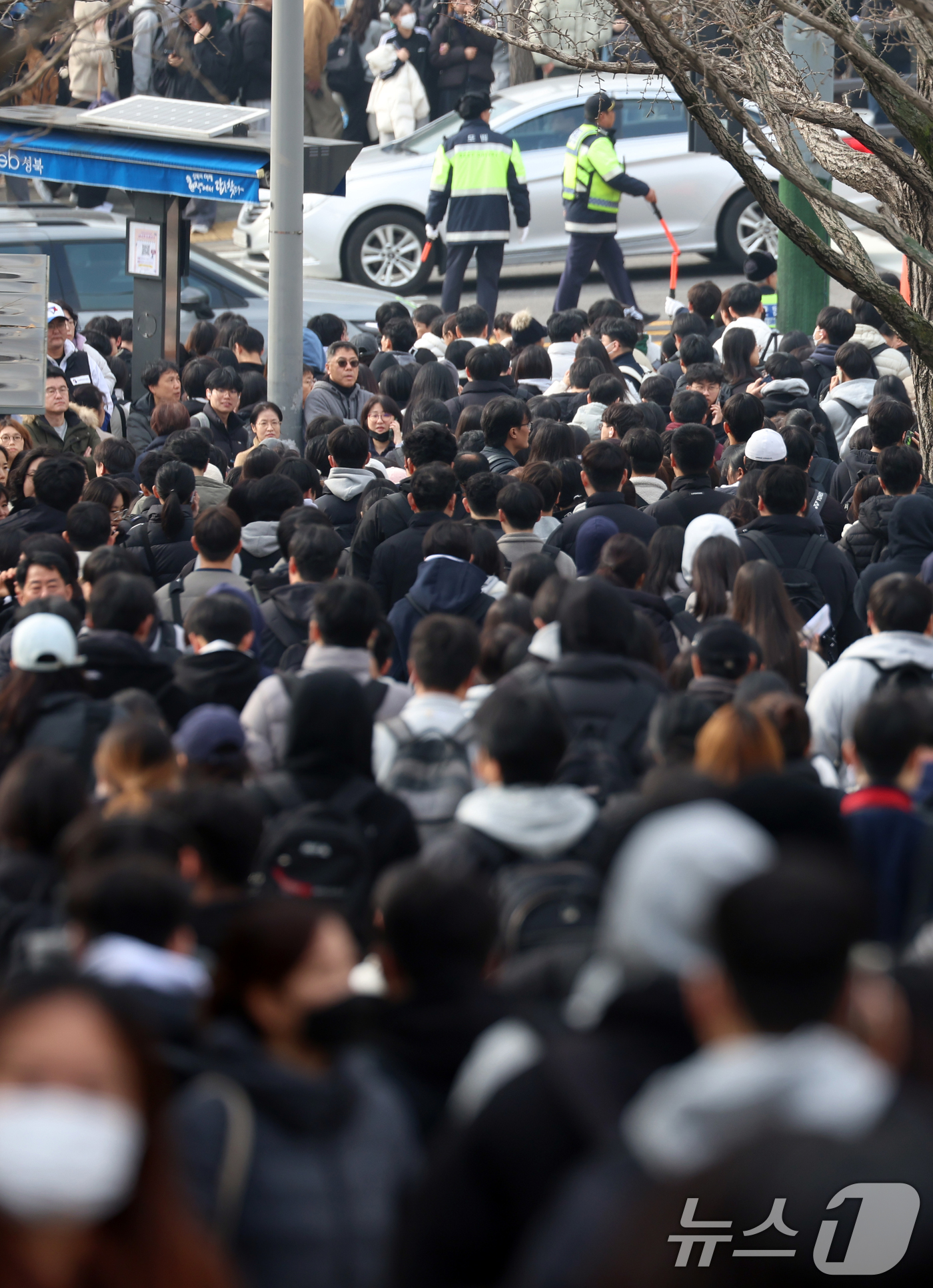 (서울=뉴스1) 김명섭 기자 = 30일 서울 성북구 국민대학교에서 자연계 논술고사를 마친 수헙생들이 이동하고 있다.2026학년도 대학수학능력시험(대입) 이후 논술· 면접 등 대학별 …