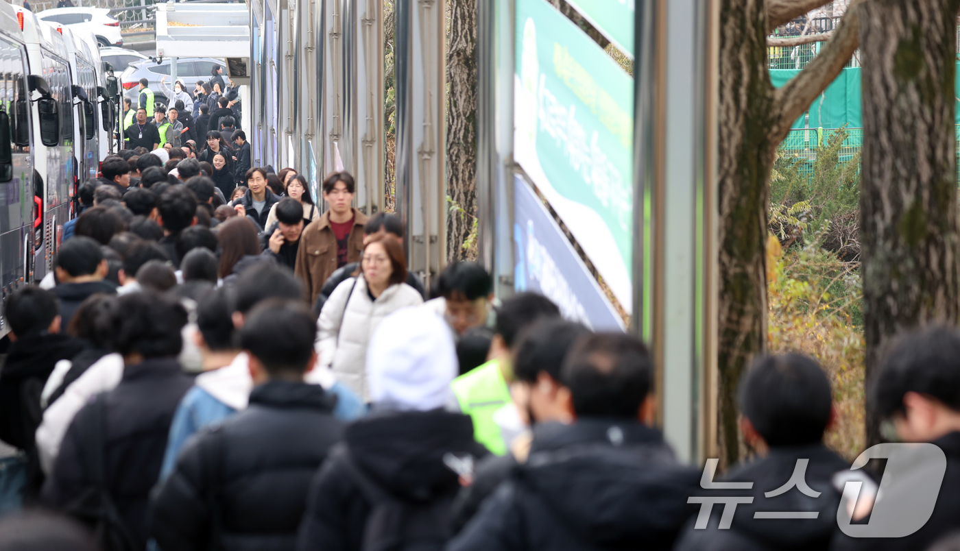 (서울=뉴스1) 김명섭 기자 = 30일 서울 성북구 국민대학교에서 자연계 논술고사를 마친 수헙생들이 이동하고 있다.2026학년도 대학수학능력시험(대입) 이후 논술· 면접 등 대학별 …