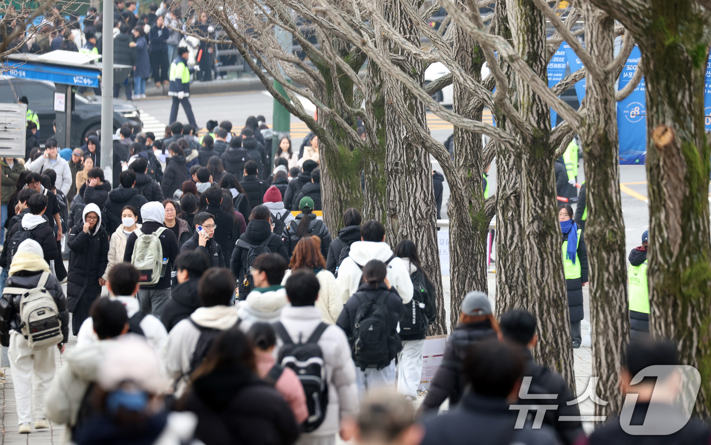 (서울=뉴스1) 김명섭 기자 = 30일 서울 성북구 국민대학교에서 자연계 논술고사를 마친 수헙생들이 이동하고 있다.2026학년도 대학수학능력시험(대입) 이후 논술· 면접 등 대학별 …