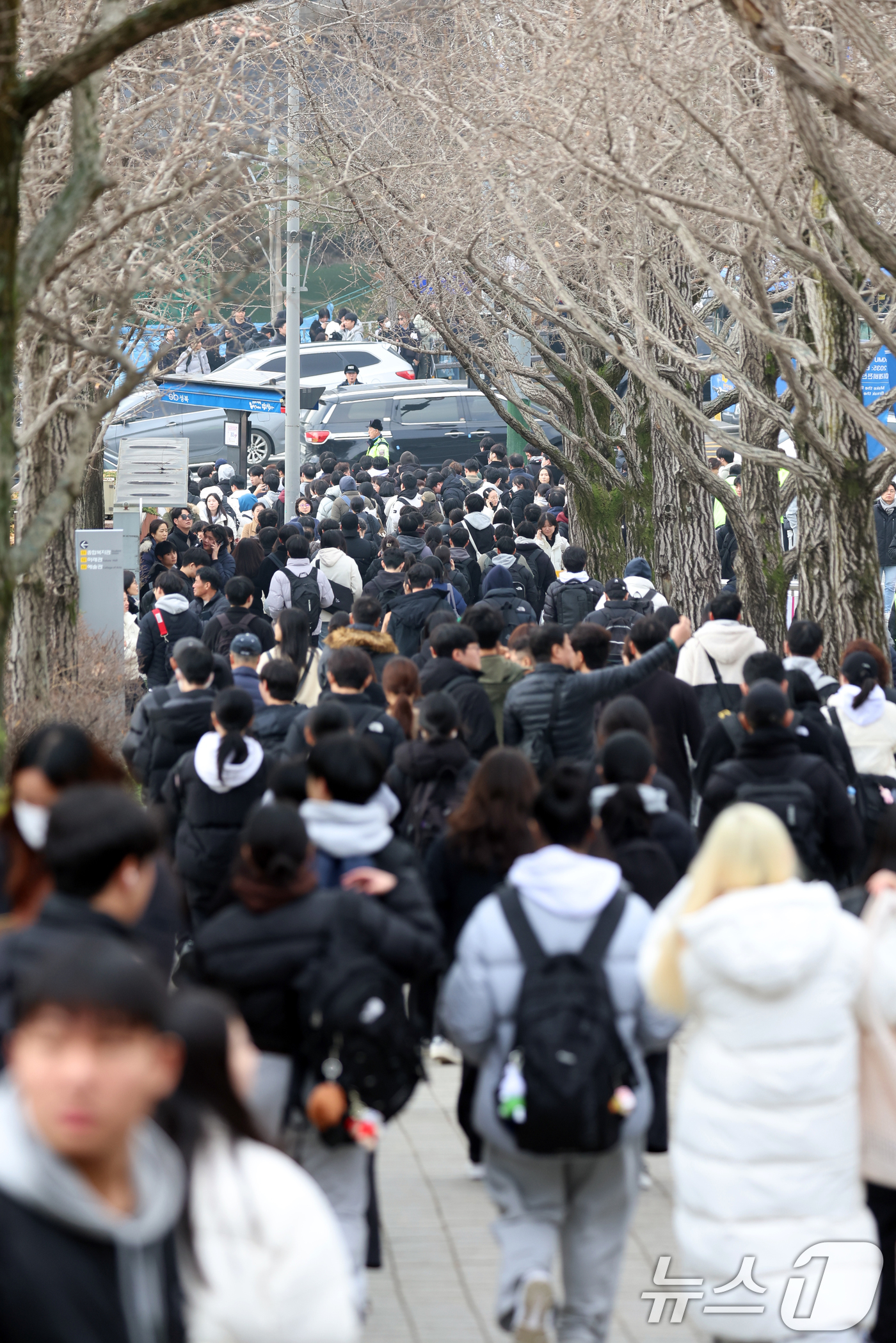 (서울=뉴스1) 김명섭 기자 = 30일 서울 성북구 국민대학교에서 자연계 논술고사를 마친 수헙생들이 이동하고 있다.2026학년도 대학수학능력시험(대입) 이후 논술· 면접 등 대학별 …