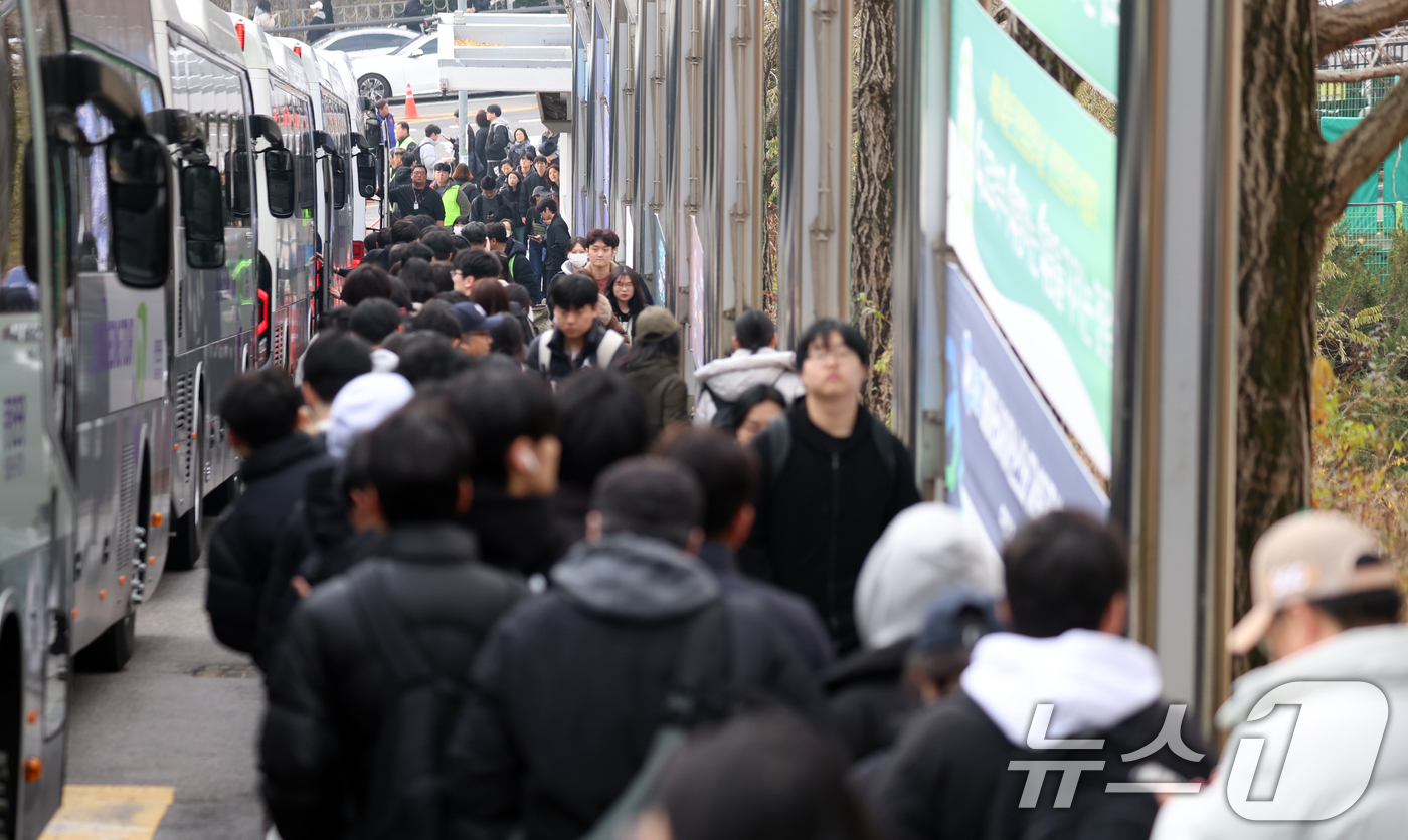 (서울=뉴스1) 김명섭 기자 = 30일 서울 성북구 국민대학교에서 자연계 논술고사를 마친 수헙생들이 이동하고 있다.2026학년도 대학수학능력시험(대입) 이후 논술· 면접 등 대학별 …