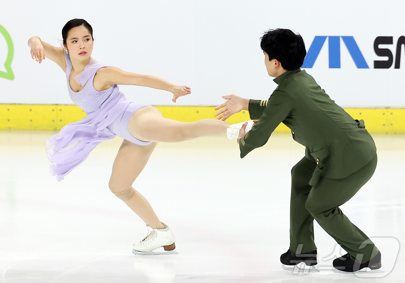 (서울=뉴스1) 김진환 기자 = 임해나와 권예 조가 30일 서울 양천구 목동아이스링크에서 열린 2025 KB금융 전국남녀 피겨스케이팅 회장배 랭킹대회 아이스댄스 프리 프로그램 연기 …