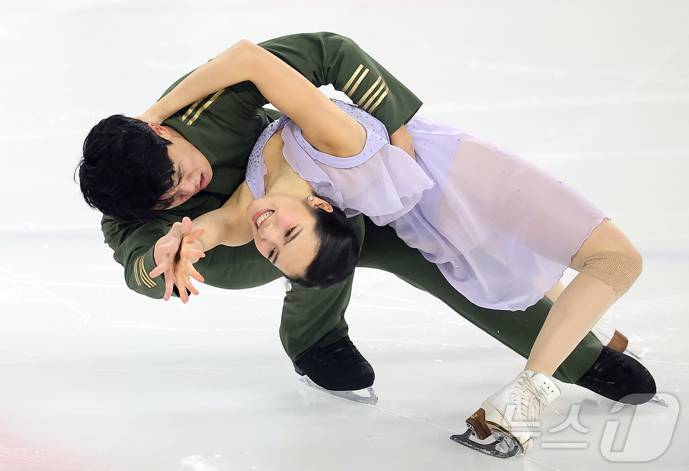(서울=뉴스1) 김진환 기자 = 임해나와 권예 조가 30일 서울 양천구 목동아이스링크에서 열린 2025 KB금융 전국남녀 피겨스케이팅 회장배 랭킹대회 아이스댄스 프리 프로그램 연기 …