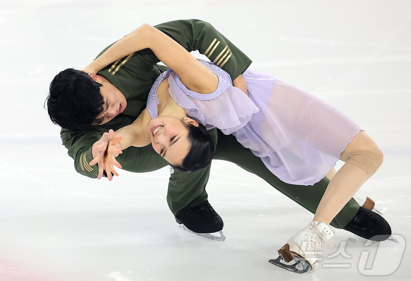본문 이미지 - 임해나와 권예 조가 30일 서울 양천구 목동아이스링크에서 열린 2025 KB금융 전국남녀 피겨스케이팅 회장배 랭킹대회 아이스댄스 프리 프로그램 연기를 펼치고 있다. 2025.11.30/뉴스1 ⓒ News1 김진환 기자