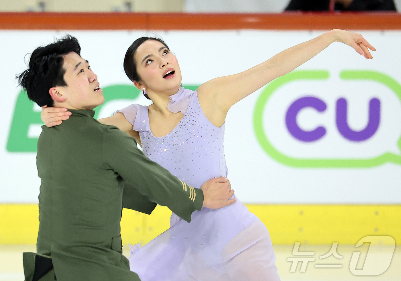 (서울=뉴스1) 김진환 기자 = 임해나와 권예 조가 30일 서울 양천구 목동아이스링크에서 열린 2025 KB금융 전국남녀 피겨스케이팅 회장배 랭킹대회 아이스댄스 프리 프로그램 연기 …