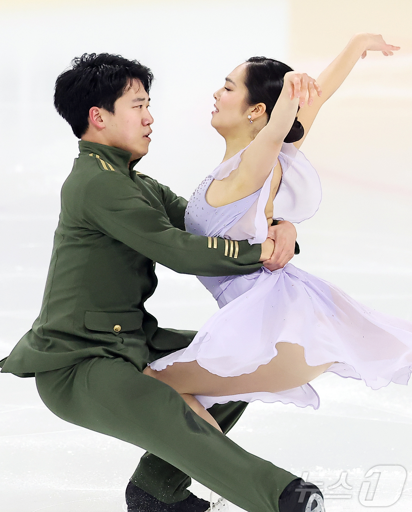 (서울=뉴스1) 김진환 기자 = 임해나와 권예 조가 30일 서울 양천구 목동아이스링크에서 열린 2025 KB금융 전국남녀 피겨스케이팅 회장배 랭킹대회 아이스댄스 프리 프로그램 연기 …