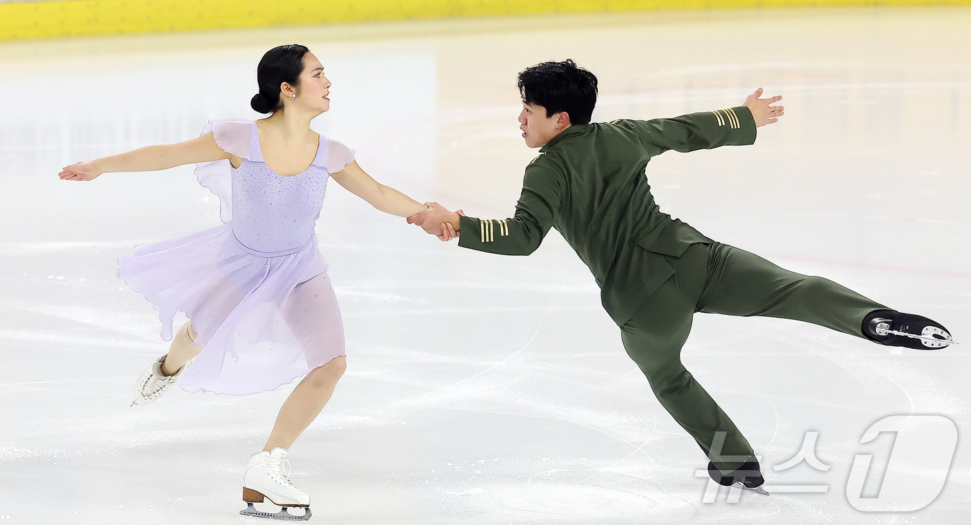 (서울=뉴스1) 김진환 기자 = 임해나와 권예 조가 30일 서울 양천구 목동아이스링크에서 열린 2025 KB금융 전국남녀 피겨스케이팅 회장배 랭킹대회 아이스댄스 프리 프로그램 연기 …