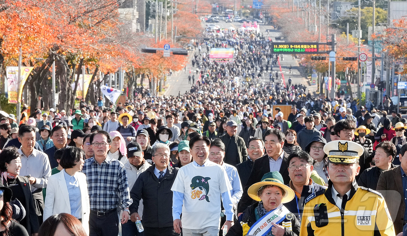 (제주=뉴스1) 오미란 기자 = 화창한 가을 날씨를 보인 30일 제주시 연삼로 일대에서 제주특별자치도가 주최한 \'2025 제2회 차 없는 거리 걷기행사\'가 열리고 있다.(제주특 …