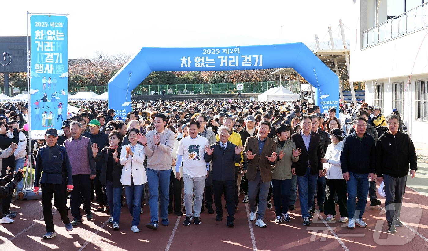 (제주=뉴스1) 오미란 기자 = 화창한 가을 날씨를 보인 30일 제주시 연삼로 일대에서 제주특별자치도가 주최한 \'2025 제2회 차 없는 거리 걷기행사\'가 열리고 있다.(제주특 …