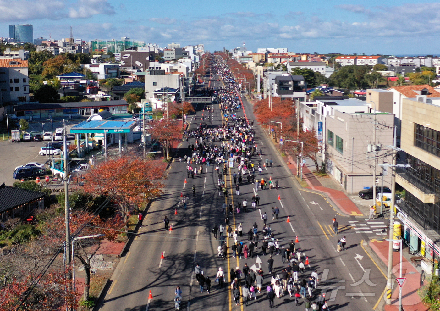 (제주=뉴스1) 오미란 기자 = 화창한 가을 날씨를 보인 30일 제주시 연삼로 일대에서 제주특별자치도가 주최한 '2025 제2회 차 없는 거리 걷기행사'가 열리고 있다.(제주특별자 …