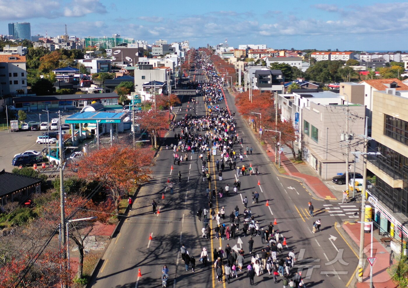 본문 이미지 - 화창한 가을 날씨를 보인 30일 제주시 연삼로 일대에서 제주특별자치도가 주최한 '2025 제2회 차 없는 거리 걷기행사'가 열리고 있다.(제주특별자치도 제공, 재판매 및 DB 금지) 2025.11.30/뉴스1 